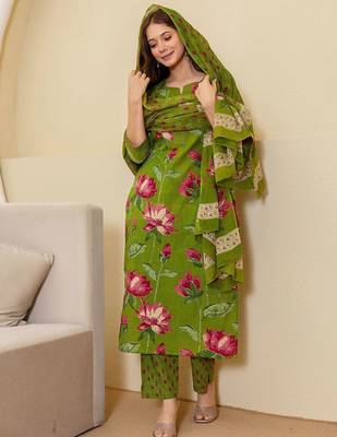 Women Floral Printed Round Neck Straight Kurta with Trousers & Dupatta 6