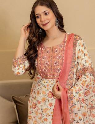 Women Floral Printed Kurta with Trousers & Dupatta 2