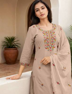 Women Floral Printed Kurta with Trousers & Dupatta 2