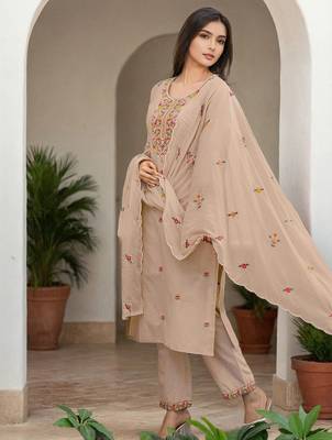 Women Floral Printed Kurta with Trousers & Dupatta 3