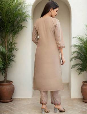Women Floral Printed Kurta with Trousers & Dupatta 4