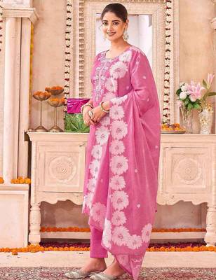 Women Floral Embroidered Regular Thread Work Kurta with Trousers & With Dupatta 3