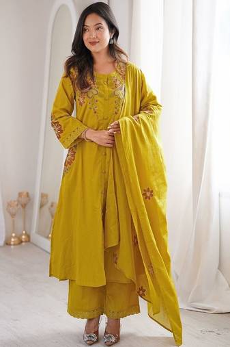 Women Printed Regular Kurta with Palazzos & With Dupatta