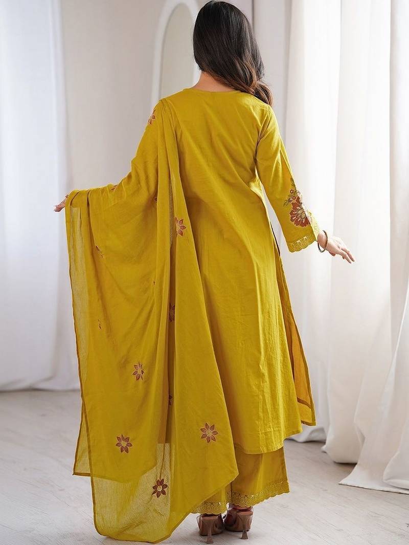 Women Printed Regular Kurta with Palazzos & With Dupatta