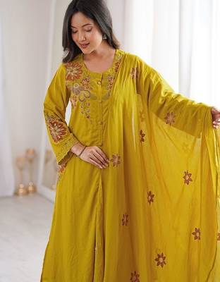 Women Printed Regular Kurta with Palazzos & With Dupatta 5