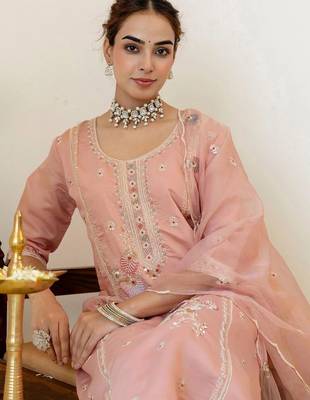 Women Floral Embroidered Regular Thread Work Kurta with Trousers & With Dupatta 4