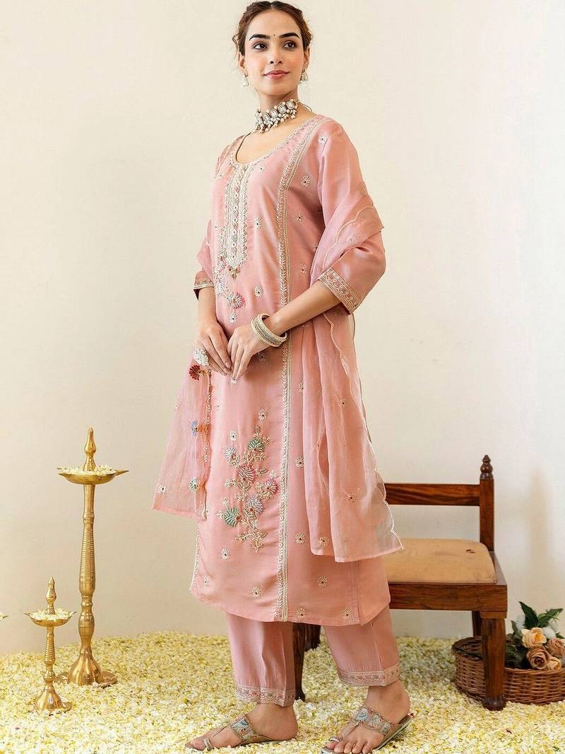 Women Floral Embroidered Regular Thread Work Kurta with Trousers & With Dupatta