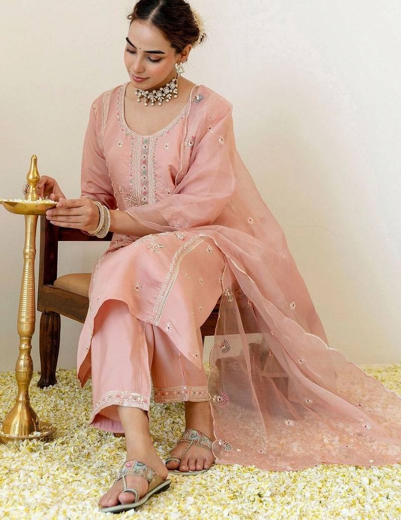 Women Floral Embroidered Regular Thread Work Kurta with Trousers & With Dupatta