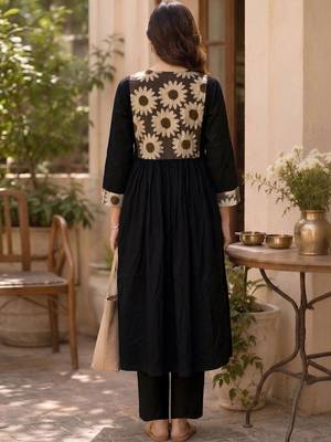 Women Floral Printed Empire Pure Cotton Kurta with Trousers 2