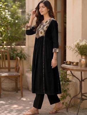 Women Floral Printed Empire Pure Cotton Kurta with Trousers 3