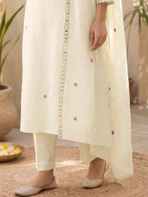 Women Floral Embroidered Regular Thread Work Pure Cotton Kurta with Trousers & With Dupatta 4