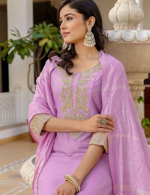 Women Floral Embroidered Kurta with Trousers & Dupatta 2