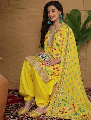 Women Geometric Printed Sequinned Kurta with Patiala & Dupatta 2