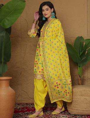Women Geometric Printed Sequinned Kurta with Patiala & Dupatta 5