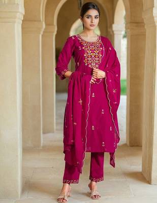 Women Floral Printed Kurta with Trousers & Dupatta 1