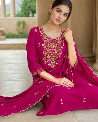 Women Floral Printed Kurta with Trousers & Dupatta 5