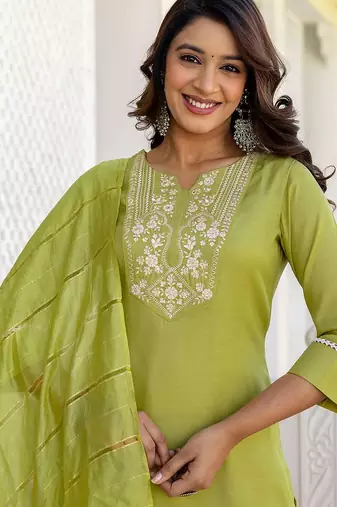 women ethnic motifs embroidered regular kurta with trousers & with dupatta