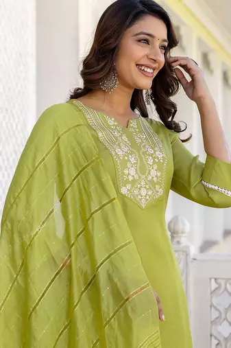 women ethnic motifs embroidered regular kurta with trousers & with dupatta