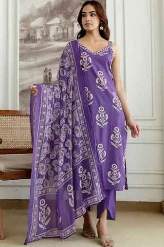 Women Floral Printed Regular Kurta with Trousers & With Dupatta