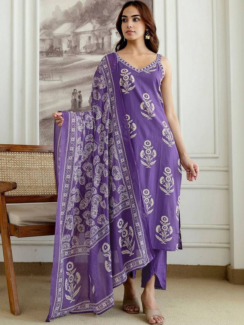 Women Floral Printed Regular Kurta with Trousers & With Dupatta