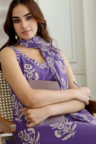 Women Floral Printed Regular Kurta with Trousers & With Dupatta