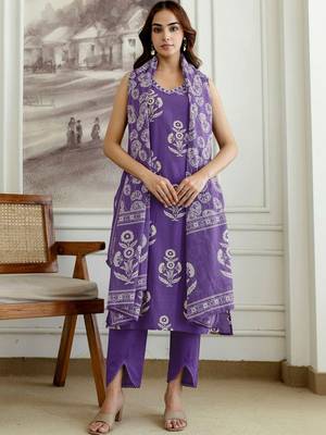 Women Floral Printed Regular Kurta with Trousers & With Dupatta 4