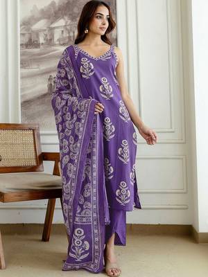 Women Floral Printed Regular Kurta with Trousers & With Dupatta 5
