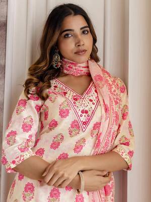 Women Floral Printed V-Neck Kurta with Trousers & Dupatta 2