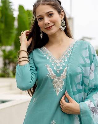 Floral Embroidered V-Neck Thread Work Straight Kurta With Trouser & Dupatta 2