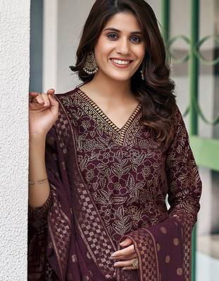 Women Floral Printed Kurta with Trousers & Dupatta 2