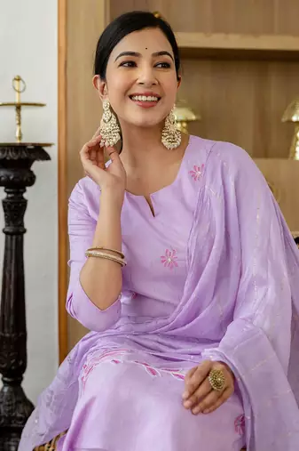 women floral embroidered kurta with trousers & dupatta