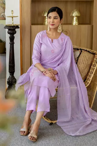 women floral embroidered kurta with trousers & dupatta
