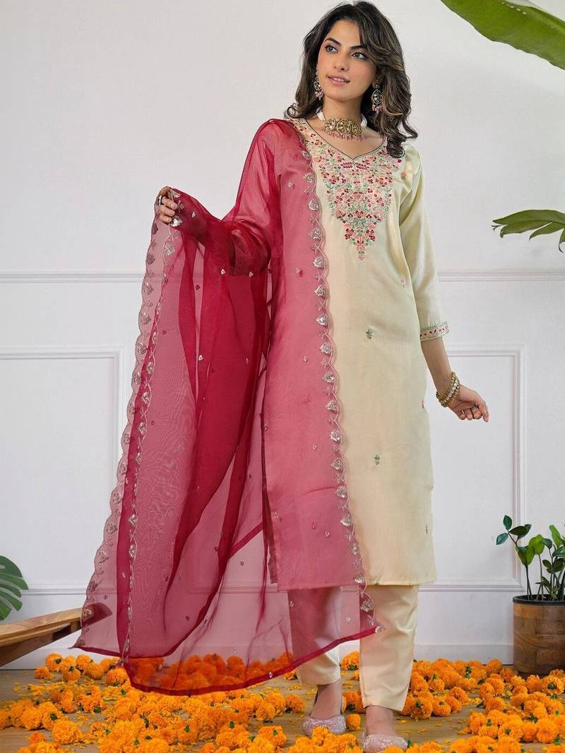 Women Floral Embroidered Regular Thread Work Kurta with Trousers & With Dupatta