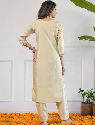 Women Floral Embroidered Regular Thread Work Kurta with Trousers & With Dupatta 2