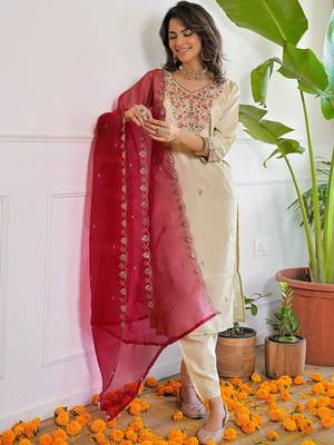 Women Floral Embroidered Regular Thread Work Kurta with Trousers & With Dupatta 3