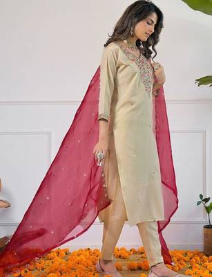 Women Floral Embroidered Regular Thread Work Kurta with Trousers & With Dupatta 6