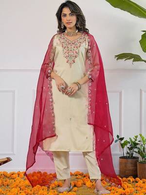 Women Floral Embroidered Regular Thread Work Kurta with Trousers & With Dupatta 7