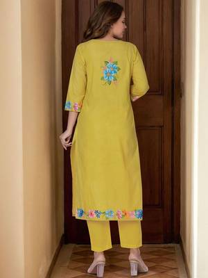 Women Floral Printed Regular Kurta with Trousers & With Dupatta 3