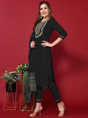 Floral Yoke Design Sequinned Kurta With Trousers & Dupatta 3