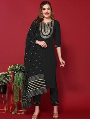Floral Yoke Design Sequinned Kurta With Trousers & Dupatta 4