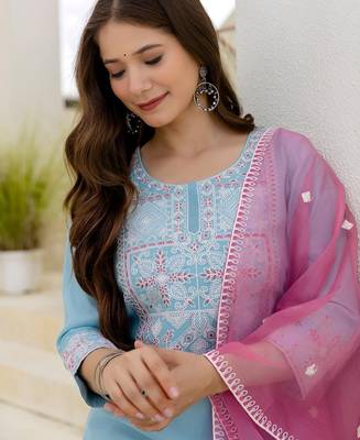 Floral Embroidered Thread Work Straight Kurta With Trousers & Dupatta 2