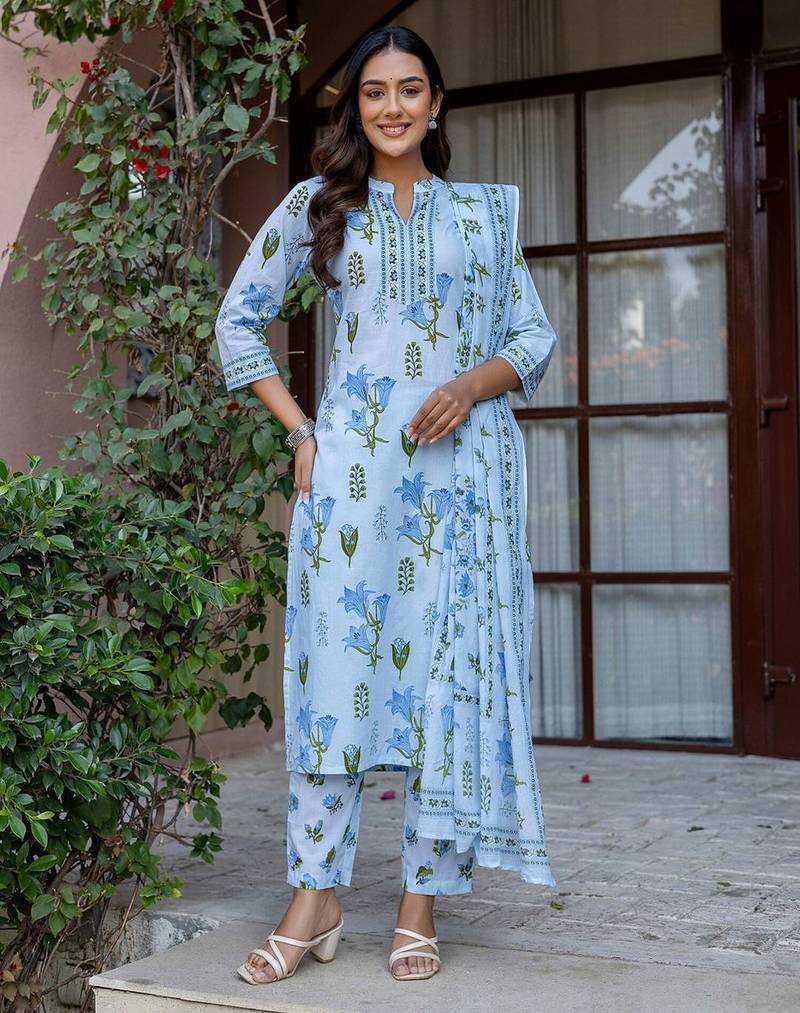 Women Blue Floral Printed Regular Kurta with Trousers & With Dupatta