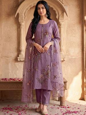 Women Floral Embroidered Regular Thread Work Kurta with Trousers & With Dupatta 2