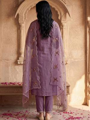 Women Floral Embroidered Regular Thread Work Kurta with Trousers & With Dupatta 3