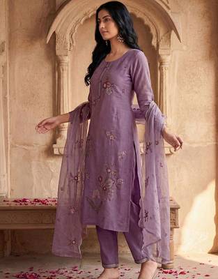 Women Floral Embroidered Regular Thread Work Kurta with Trousers & With Dupatta 4