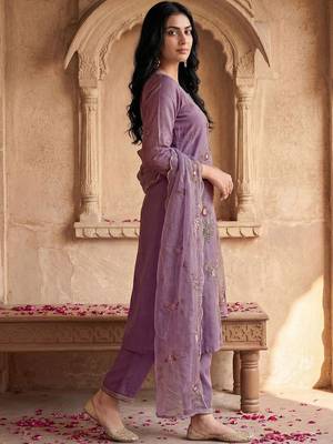 Women Floral Embroidered Regular Thread Work Kurta with Trousers & With Dupatta 6