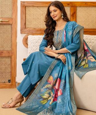 Women Ethnic Motifs Embroidered Regular Thread Work Kurta Set With Dupatta 2
