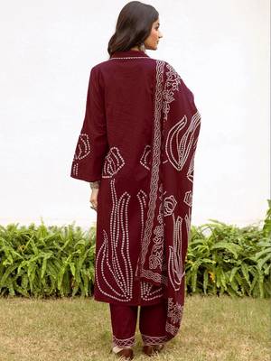 Women Bandhani Printed Regular Kurta with Trousers & With Dupatta 3