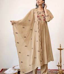 Women Floral Embroidered Regular Thread Work Kurta with Trousers & With Dupatta