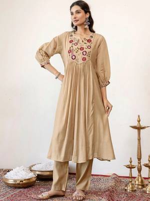 Women Floral Embroidered Regular Thread Work Kurta with Trousers & With Dupatta 6